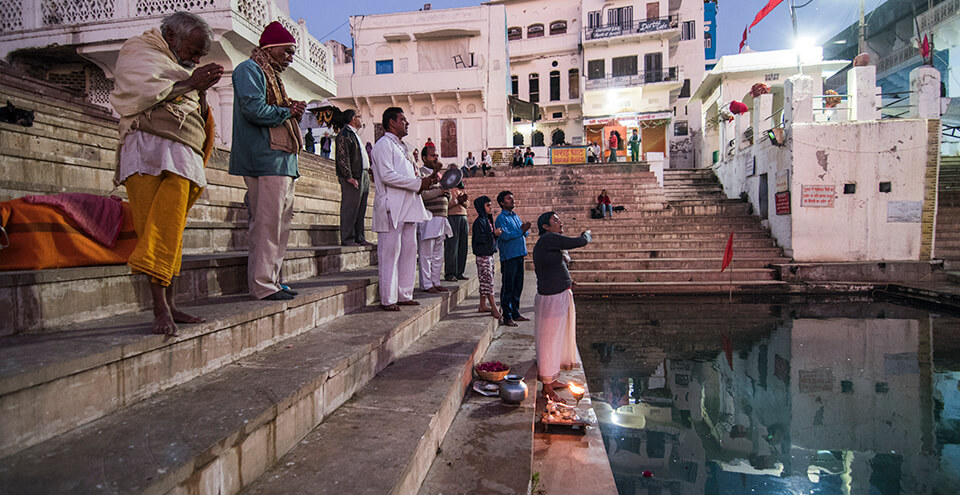Watch the evening prayers at Varah Ghat